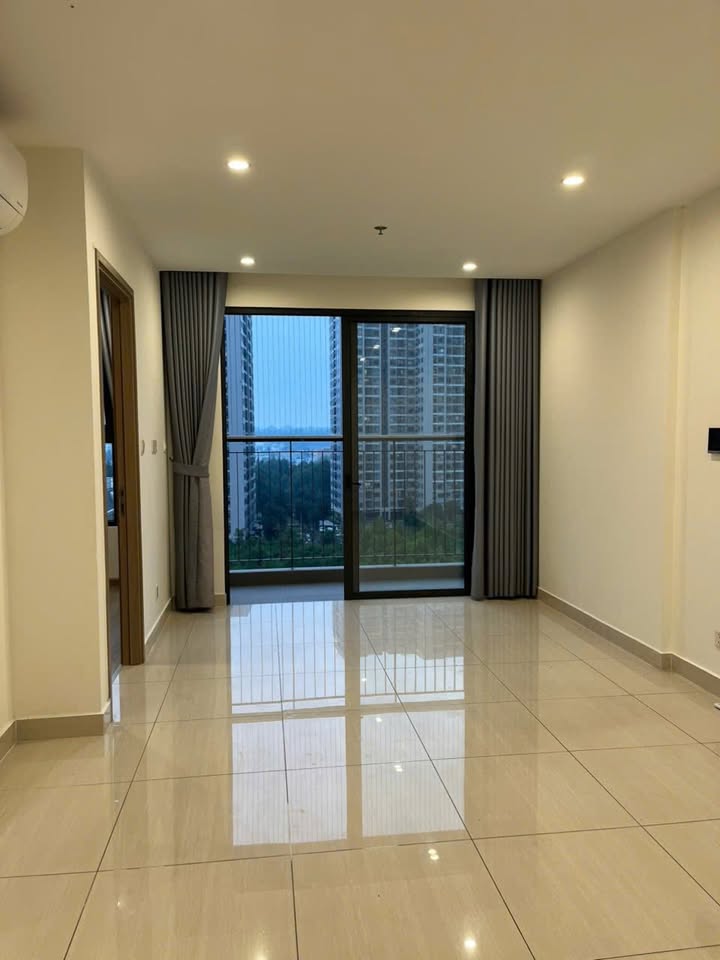 Căn hộ Vinhomes Grand Park Quận 9 67m² giá 6.5 triệu - Có rèm và lưới an toàn!
