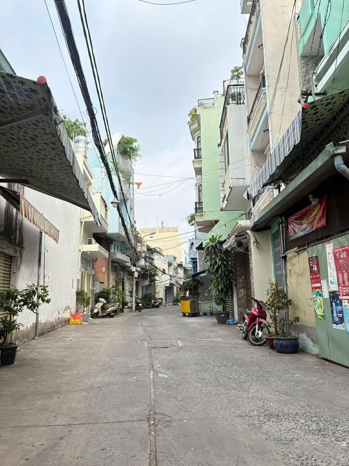 Nhà Hẻm Lạc Long Quân, Quận 11 - 44m² giá 8.2 tỷ - Sẵn sàng đón Tết!