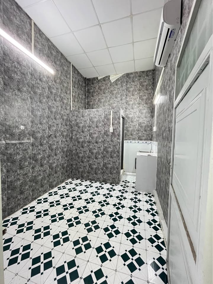 Phòng trọ tại Đường Quản Trọng Hoàng, Quận Ninh Kiều, 15m² - Giá chỉ 2 triệu!