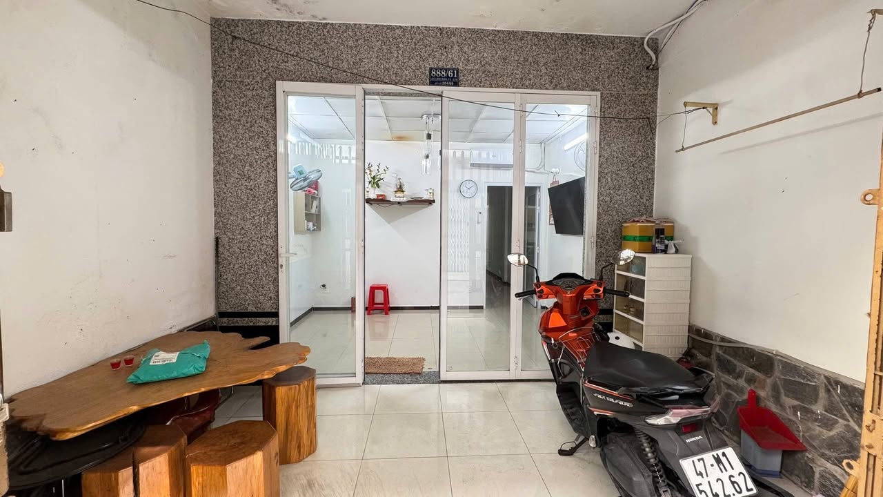 Nhà HXH Lạc Long Quân, Tân Bình 62m² giá 7.9 tỷ - Chính chủ bán gấp!