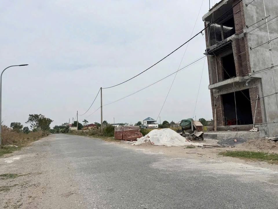 Đất nền mặt đường trục xã Hồng Tiến 100m² giá 800 triệu - Cơ hội đầu tư hấp dẫn!