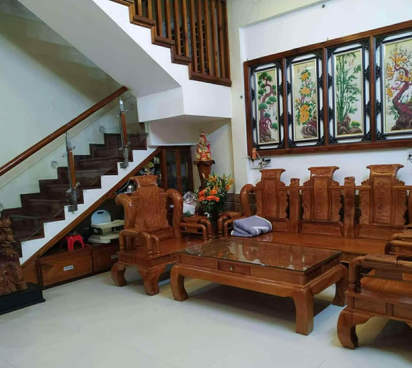 Nhà 2 tầng Hoàng Quốc Việt 82,2m² giá 3,5 tỷ - Vị trí đắc địa ngay trung tâm!