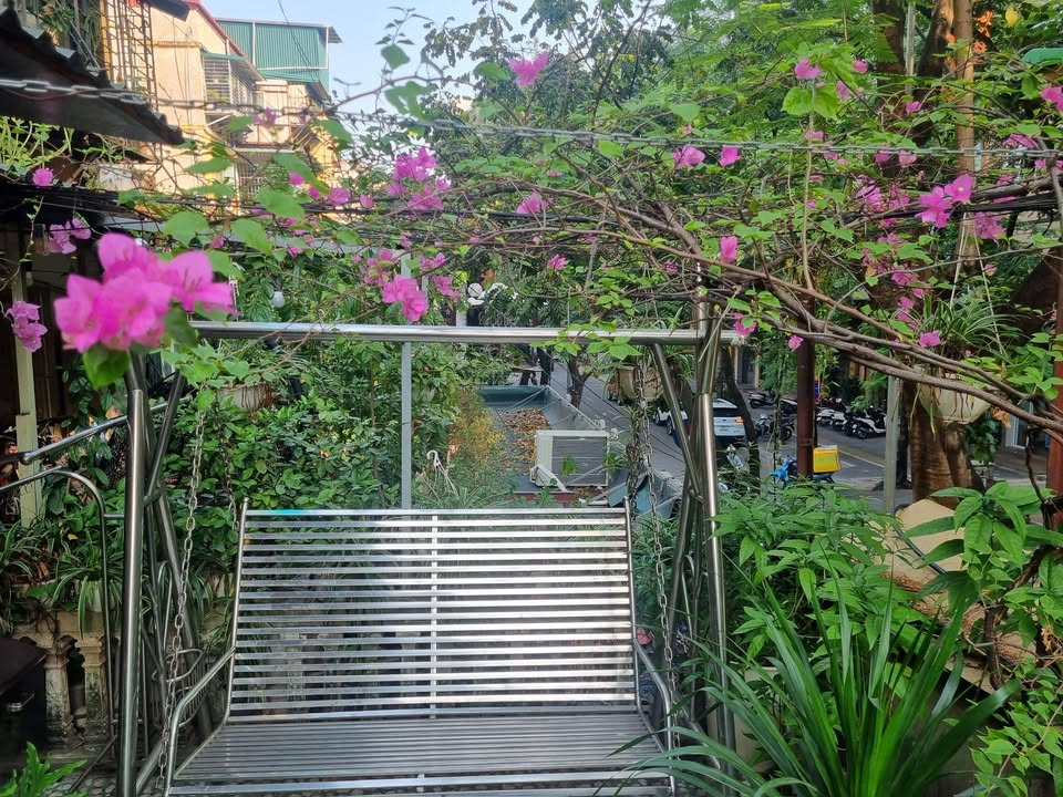 Căn hộ tập thể Nghĩa Tân Cầu Giấy 100m² giá 5.7 tỷ - Không thể bỏ lỡ!