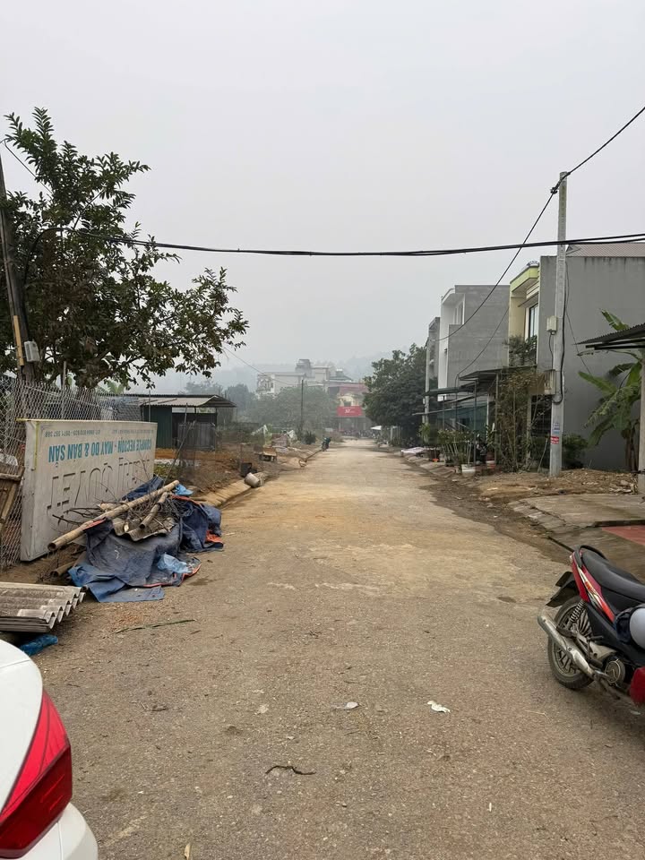 Đất thổ cư 80m² tại Thị trấn Bát Xát - Hướng Đông, giá chỉ 1.2 tỷ!