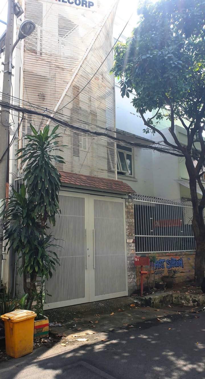 Cho thuê nhà nguyên căn tại Phú Nhuận 130m² giá 150 triệu - Thiết kế hiện đại, sẵn sàng phục vụ!