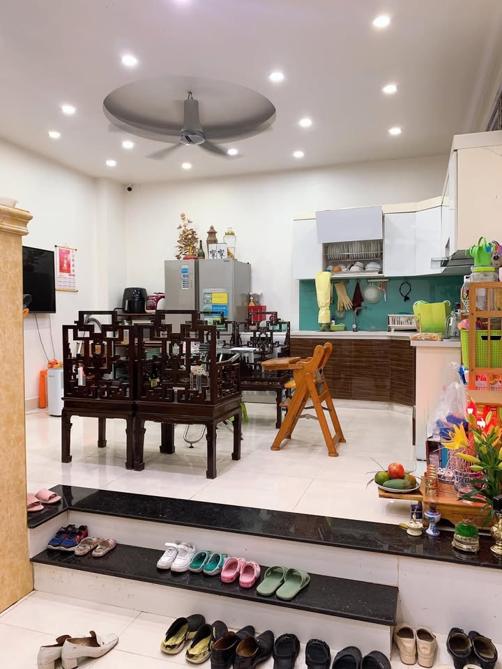 Nhà 5 tầng Giáp Bát, Hoàng Mai 42m² giá 4.35 tỷ - Sổ đỏ chính chủ đẹp!