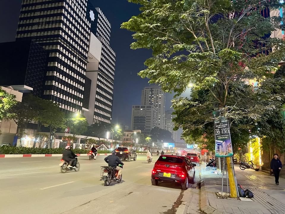 Bán Nhà Mặt Phố Nguyễn Chí Thanh, Đống Đa 112m² giá 67.5 tỷ - Kinh doanh đắc địa, thang máy tiện nghi!