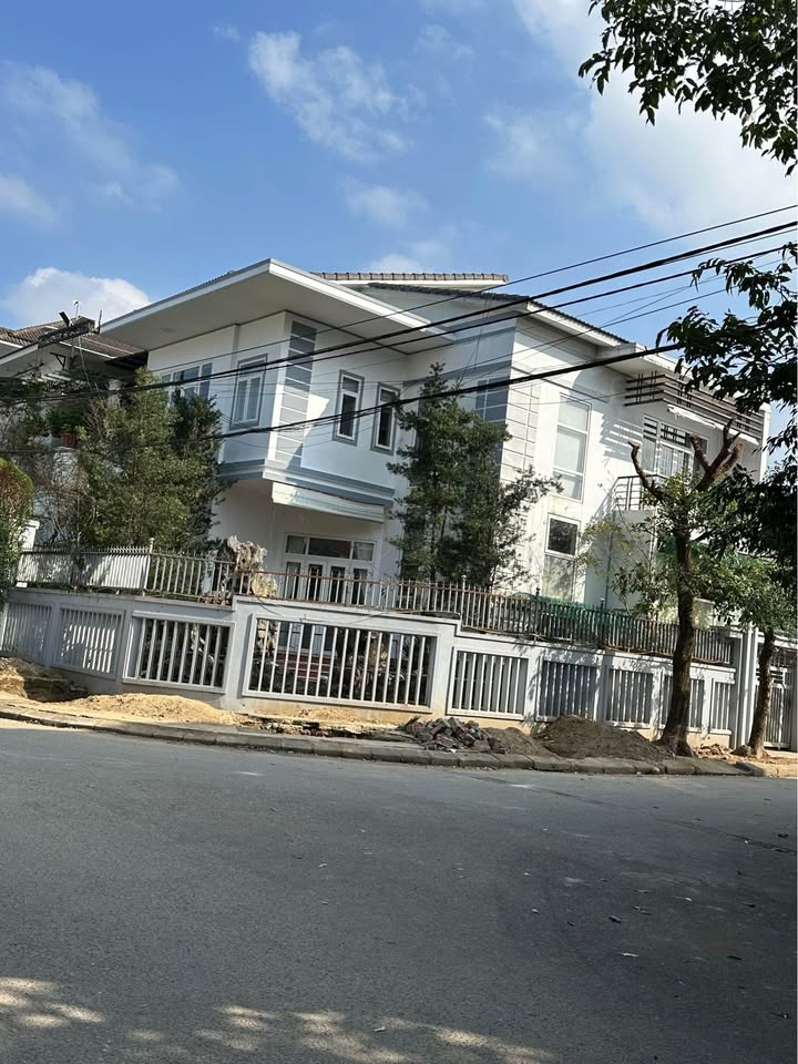 Nhà mặt tiền KQH Bàu Vá 215m² giá 9.2 tỷ - Đầy đủ nội thất, sẵn sàng vào ở!