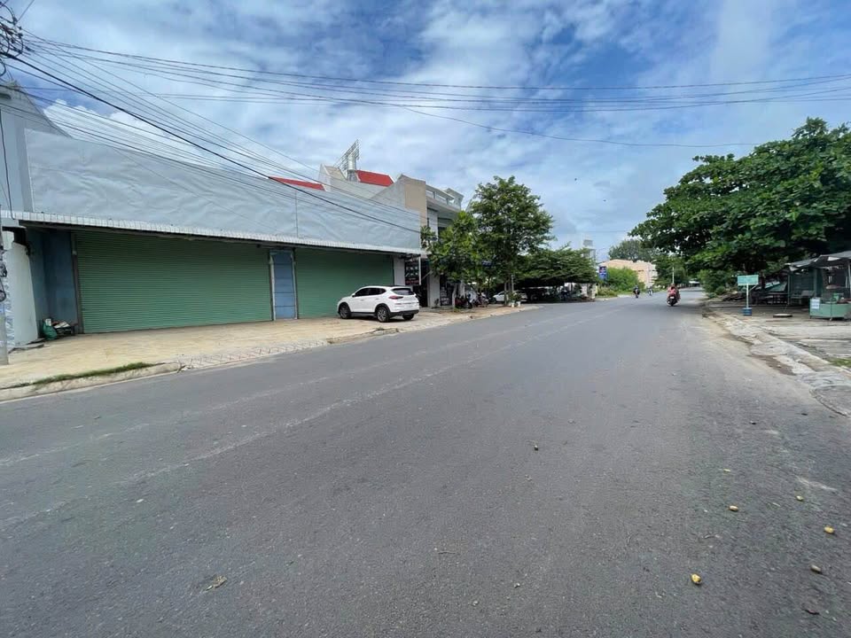 Nhà phố mặt tiền Nguyễn Văn Linh, Phan Thiết 240m² giá 10.5 tỷ - Vị trí kinh doanh sầm uất!