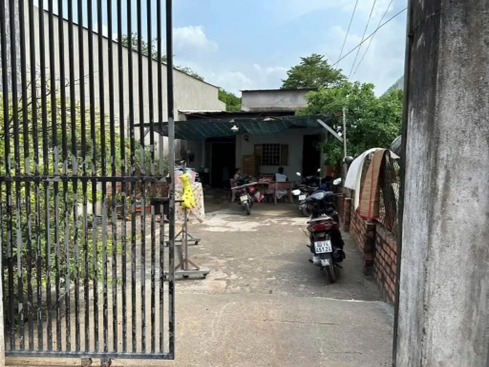 Nhà nhỏ cho thuê tại khu phố 4C, Trảng Dài 120m² - Sân vườn rộng rãi, giá chỉ 1.8 triệu!