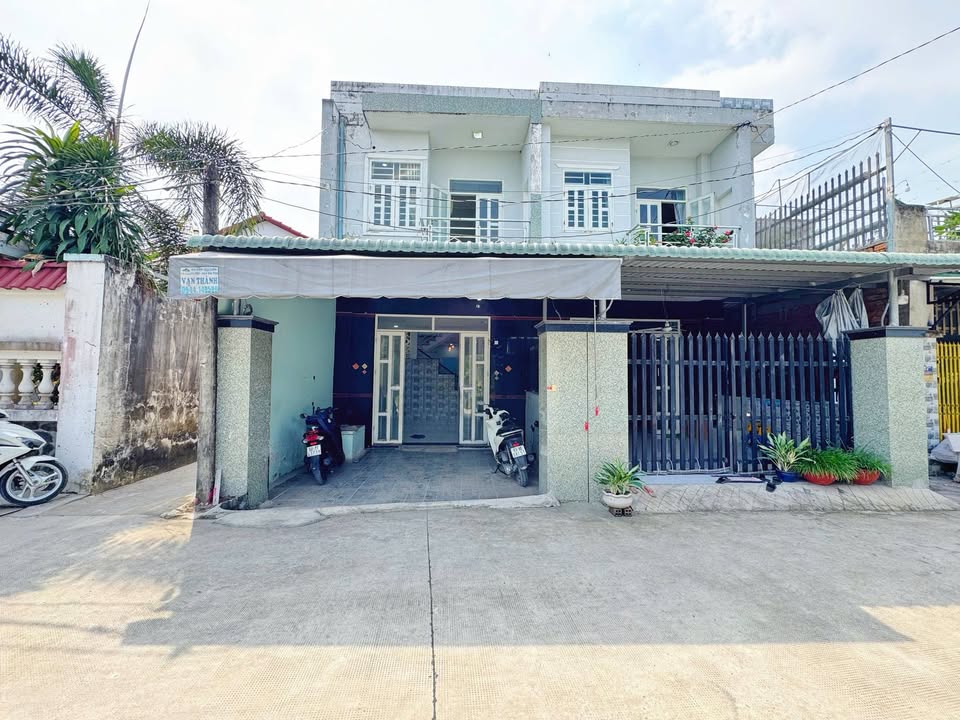 Nhà phố chính chủ Thị trấn Đức Hòa 90m² giá 2.2 tỷ - Ô tô vào tận nơi!