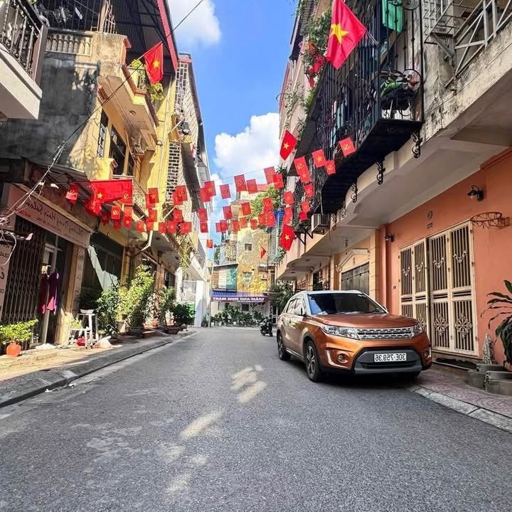 Nhà riêng Phường Xuân La, Tây Hồ 32m² giá 7 tỷ - Full nội thất, ngõ nông gần phố!