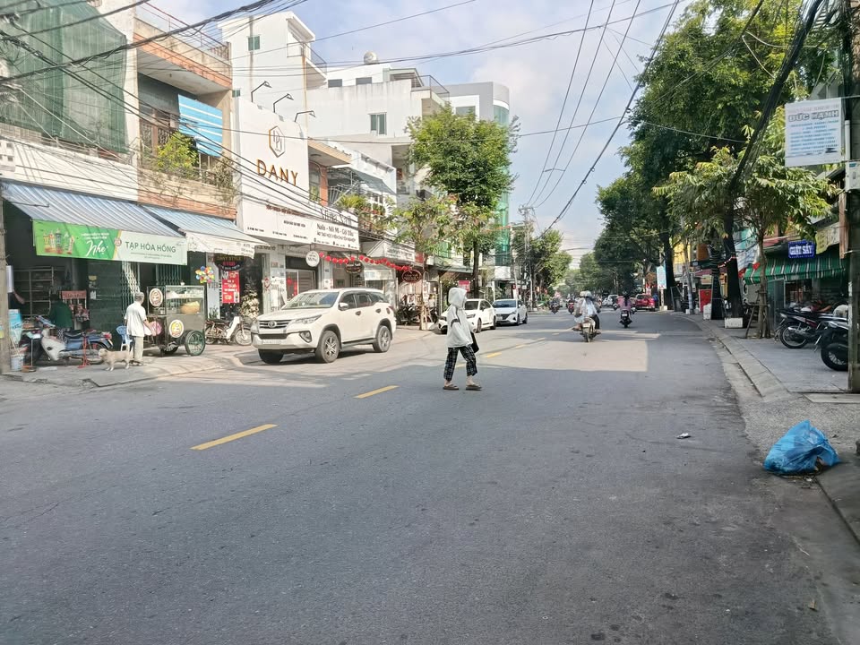 Nhà phố mặt tiền Núi Thành 131m² giá 12 tỷ - Kinh doanh sầm uất!