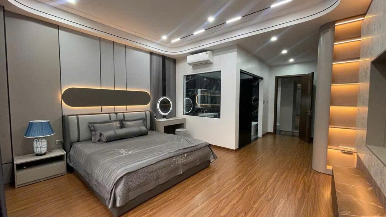 Cho thuê nhà nguyên căn Mặt Tiền Nguyễn Lâm, Q10 - Thang máy, 10 phòng lớn, giá 65 triệu/tháng!