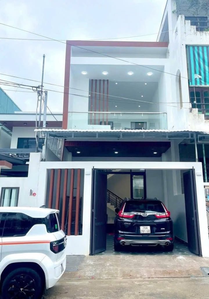 Nhà mặt tiền Trần Thái Tông, Cầu Giấy, 100m² giá 4.25 tỷ - Chính chủ bán gấp!