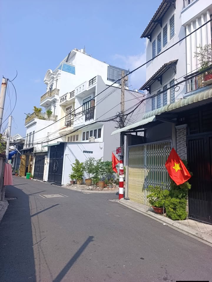 Nhà mới đẹp Trung Mỹ Tây 42m² giá 4 tỷ - Tặng full nội thất sang trọng!