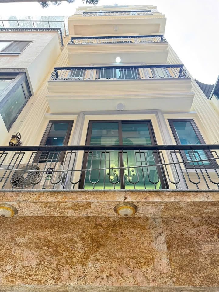 Nhà phố Dương Quảng Hàm, Cầu Giấy 232m² giá 22.8 tỷ - Thiết kế hiện đại, gara ô tô thoải mái!