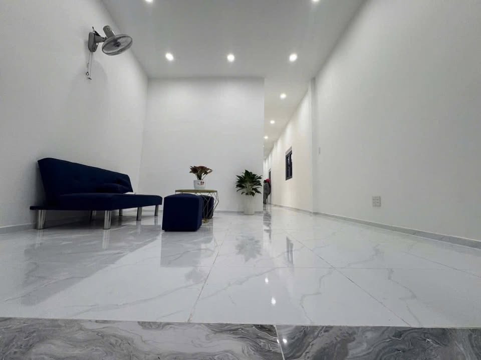 Nhà phố Khu dân cư Phú Hữu, 70m² giá 2.3 tỷ - Vị trí đẹp gần chợ và trường học!