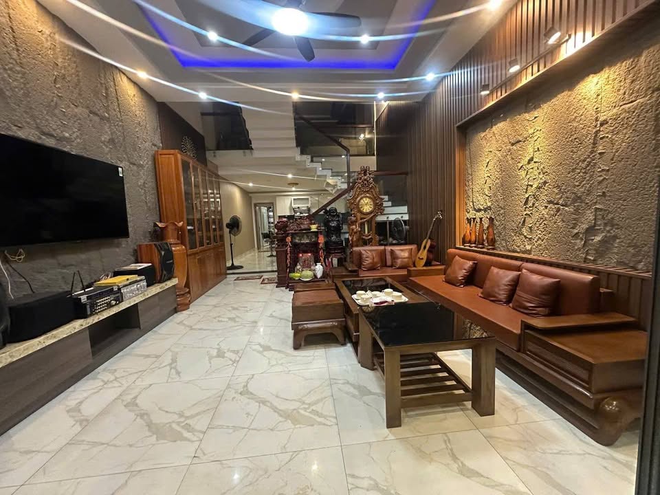 Nhà 3 tầng đường Nguyễn Cảnh Dị, Đà Nẵng, 117m² - Để lại nội thất cao cấp!