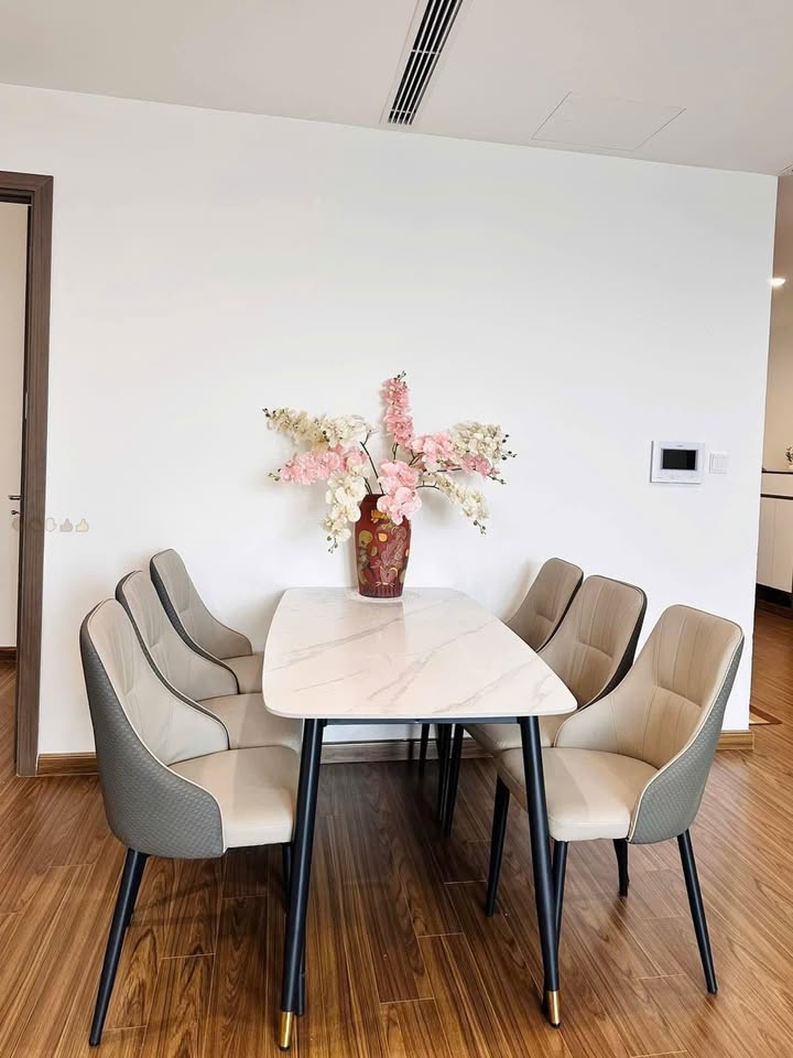 Căn hộ Vinhomes Greenbay Nam Từ Liêm 64m² giá 8.2 tỷ - Sổ đỏ lâu dài, full nội thất đẹp!