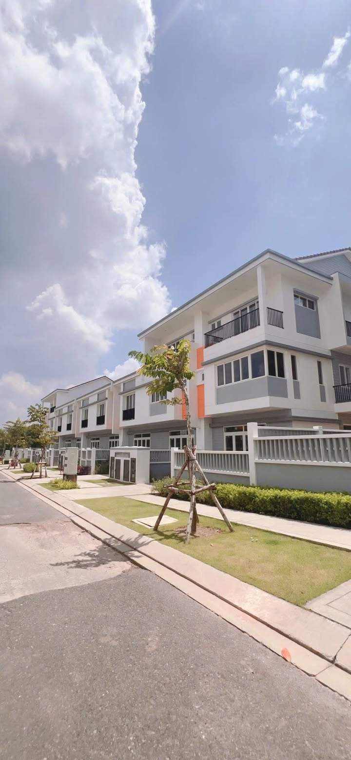 Townhouse EcoLakes Mỹ Phước 180m² giá thỏa thuận - Căn góc hướng Đông đẹp mắt!