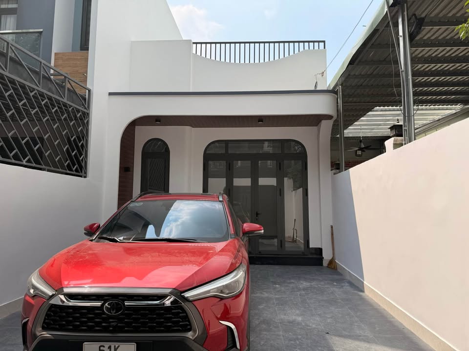 Nhà mới xây Phú Hoà 100m² giá 3.69 tỷ - Thiết kế hiện đại, an ninh tốt!