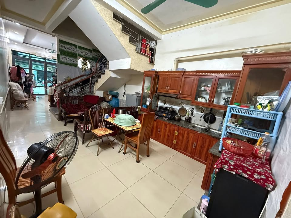 Nhà 2 tầng 1 tum tại phường Túc Duyên - 100m² giá 3.7 tỷ - Gần phở Cường Béo