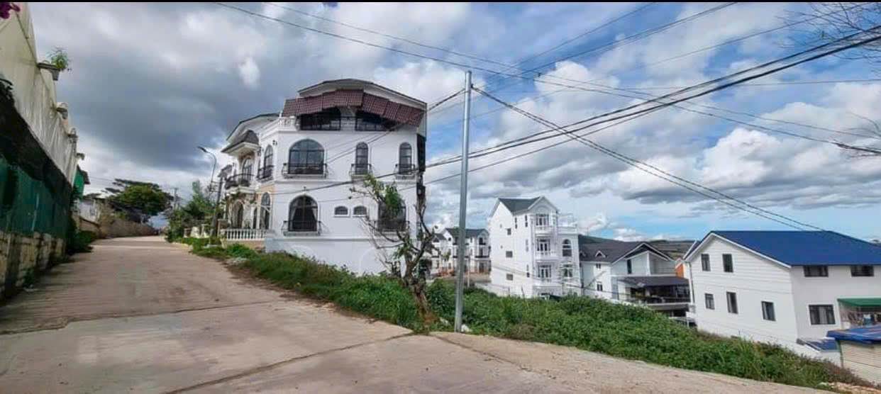 Đất nền Đà Lạt 200m² giá 7 tỷ - Sổ riêng, mặt tiền rộng rãi!