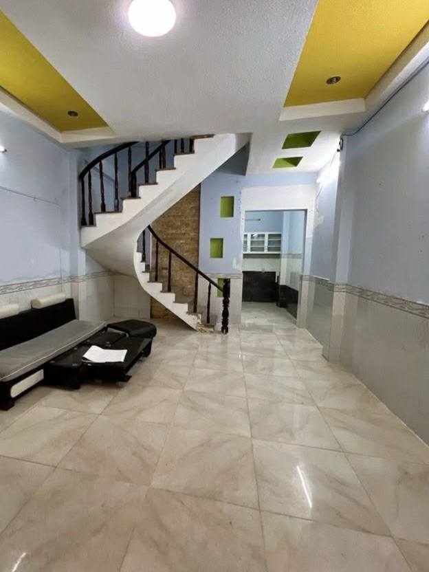 Nhà bán Quận 8, 40m² giá 3 tỷ - Hẻm thoáng mát, tiện nghi đầy đủ!