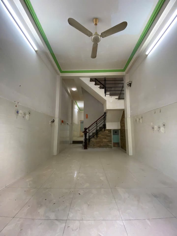 Nhà mặt tiền Lạc Long Quân, Quận 11, 43m² giá 8.65 tỷ - Dọn vào ở ngay!