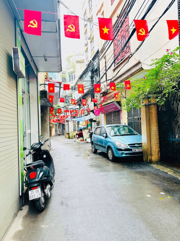 Nhà 6 tầng Trần Thái Tông, Cầu Giấy 30m² giá 8.8 tỷ - Thiết kế hiện đại, tiện nghi đầy đủ!