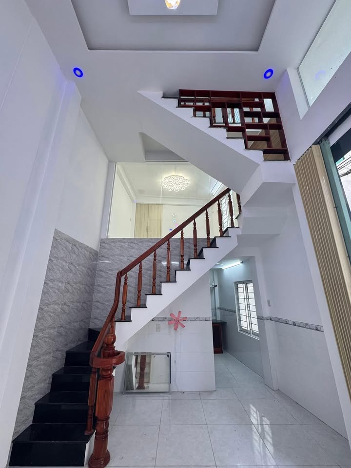 Nhà 2,5 tầng Lê Hồng Phong 30m² giá 2.29 tỷ - An ninh tốt, gần sân vận động!