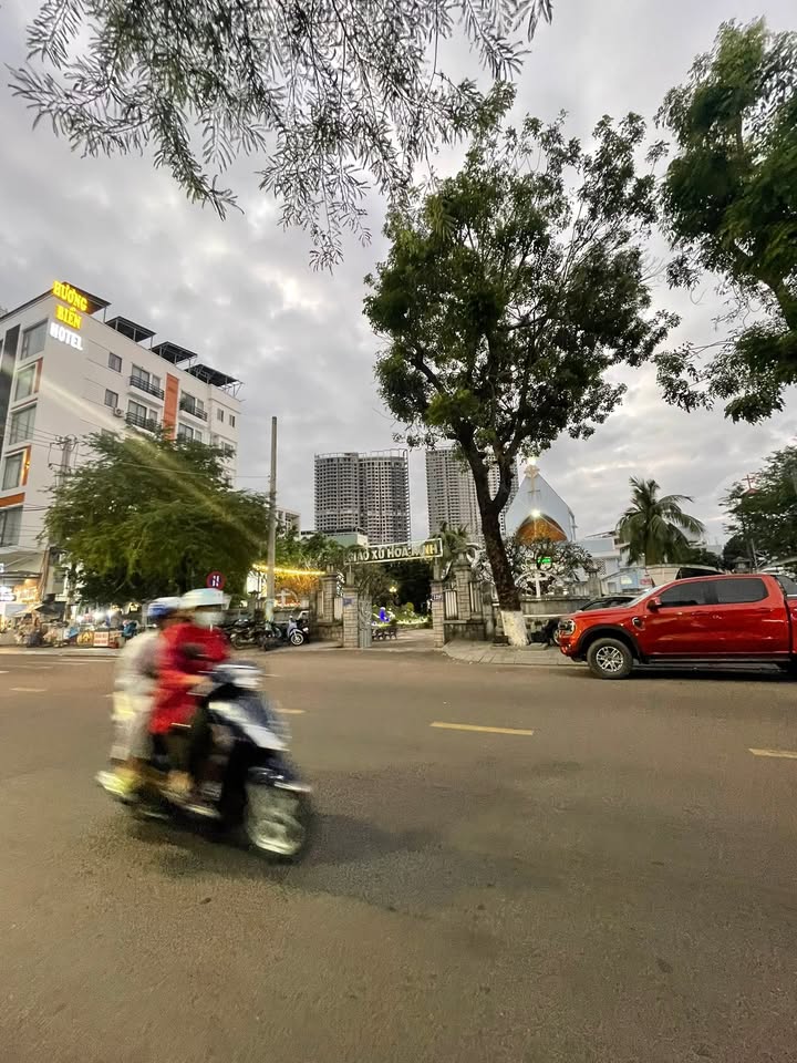 Bán nhà đường Nguyễn Huệ Quy Nhơn 90m² giá 14 tỷ - Gần biển, thuận tiện ăn uống!