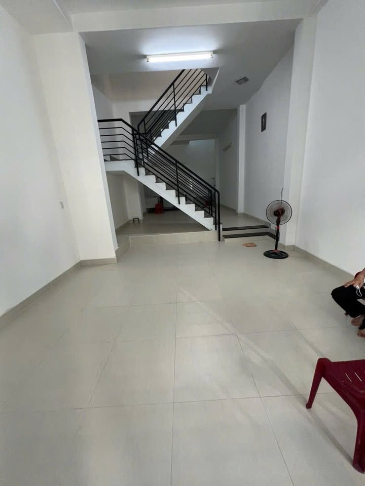 Nhà cho thuê hẻm tải Hồng Lạc, Tân Bình 60m² - Gần chợ Tân Bình chỉ 15 triệu!