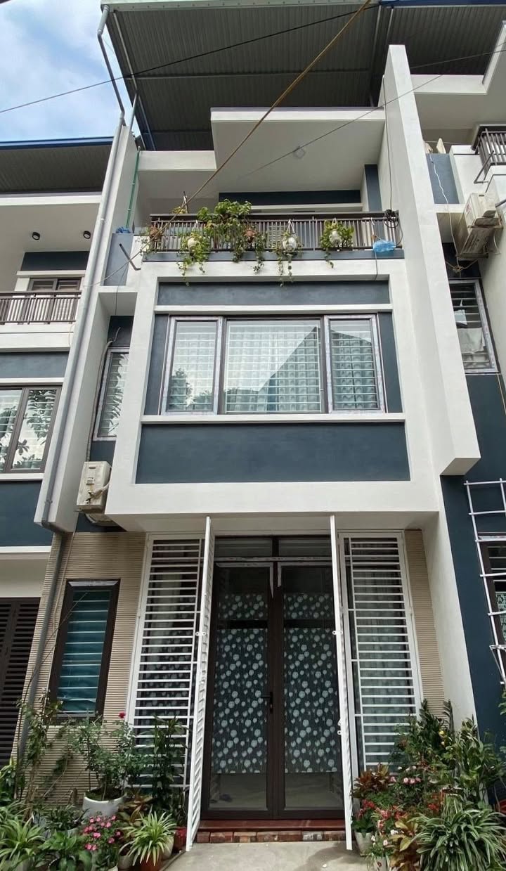 Nhà thuê 3 tầng tại Tân Quang, 50m² - Khu vực an ninh tốt!