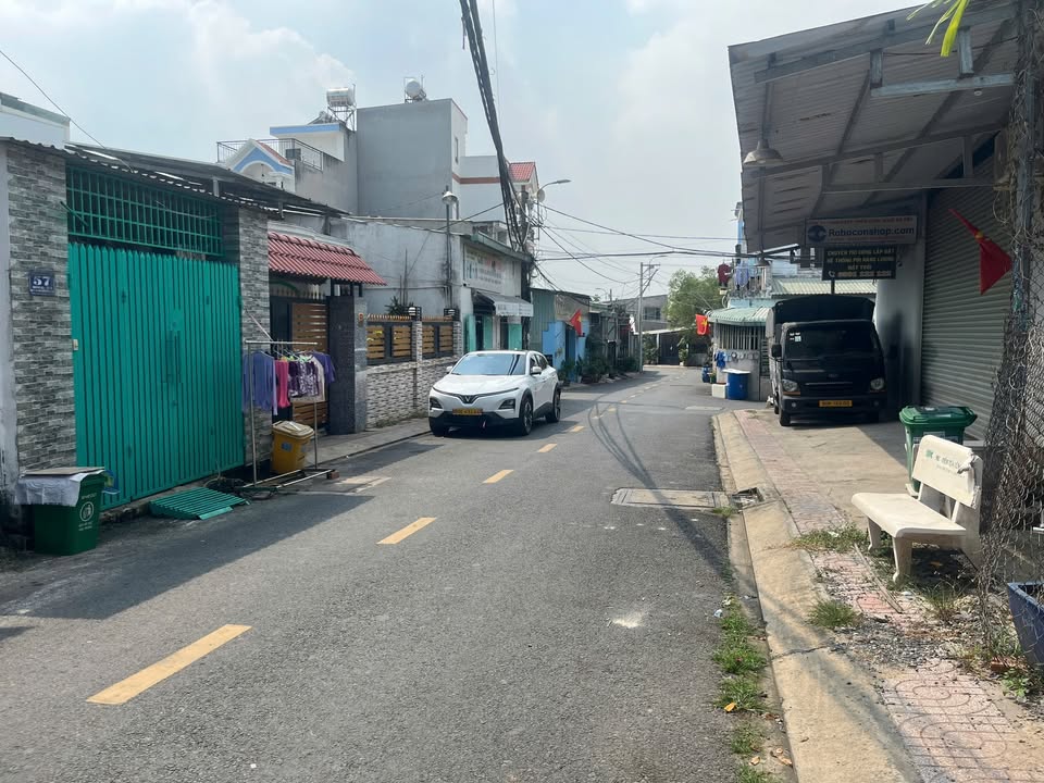 Nhà đẹp 2 mặt tiền Đường 102, Quận 9, 120m² giá 9.2 tỷ - Kinh doanh thuận lợi!