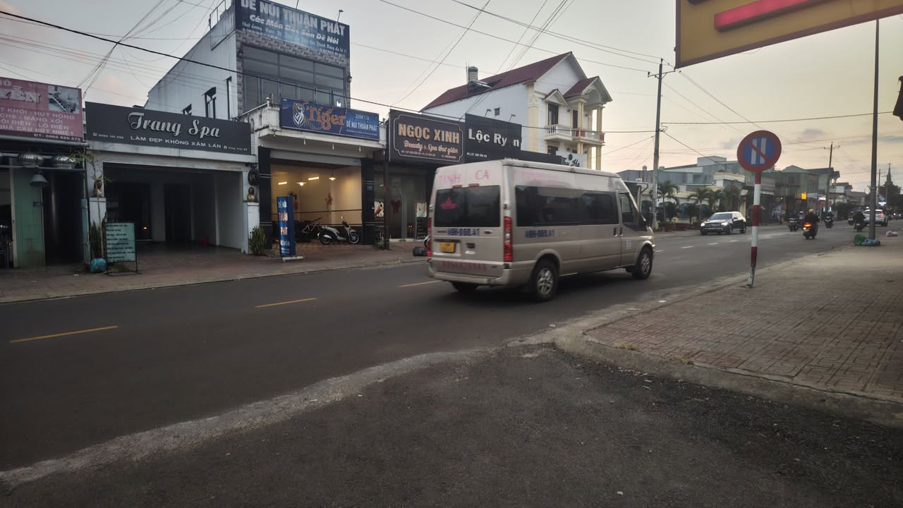 Nhà phố cho thuê 2 mặt tiền Chu Văn An, Huyện Di Linh - Phù hợp kinh doanh!