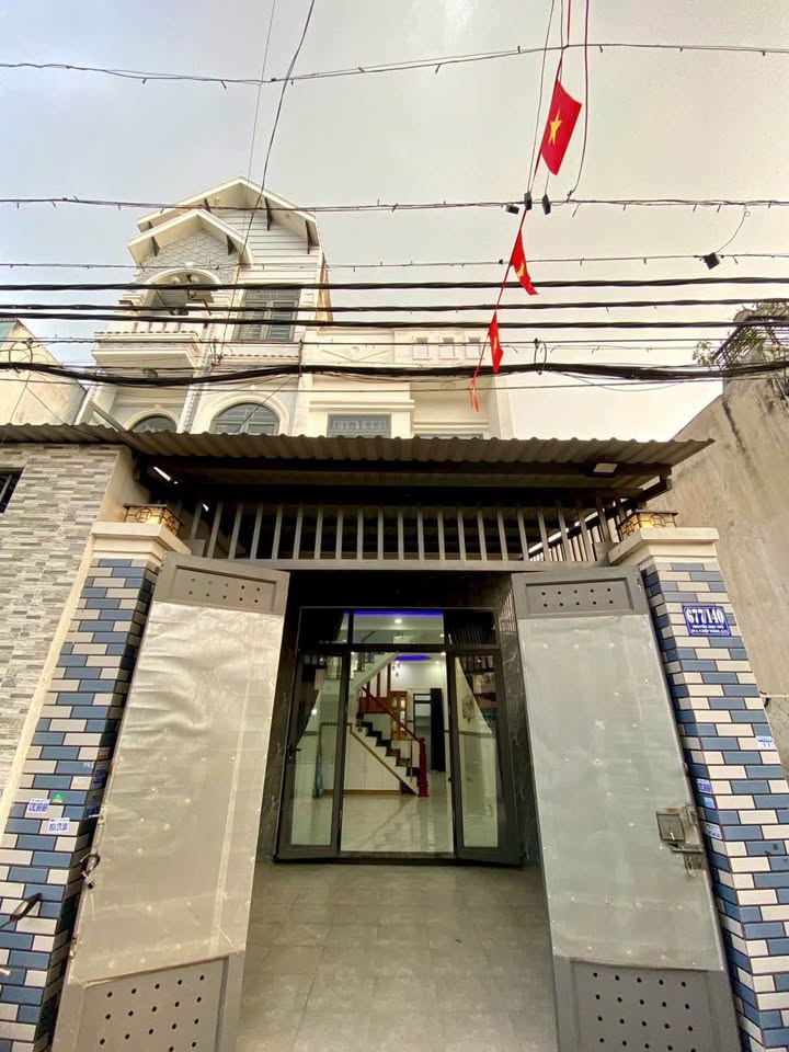 Nhà phố Hóc Môn 72m² giá 4.7 tỷ - Nội thất sang trọng, xe hơi vào tận nơi!