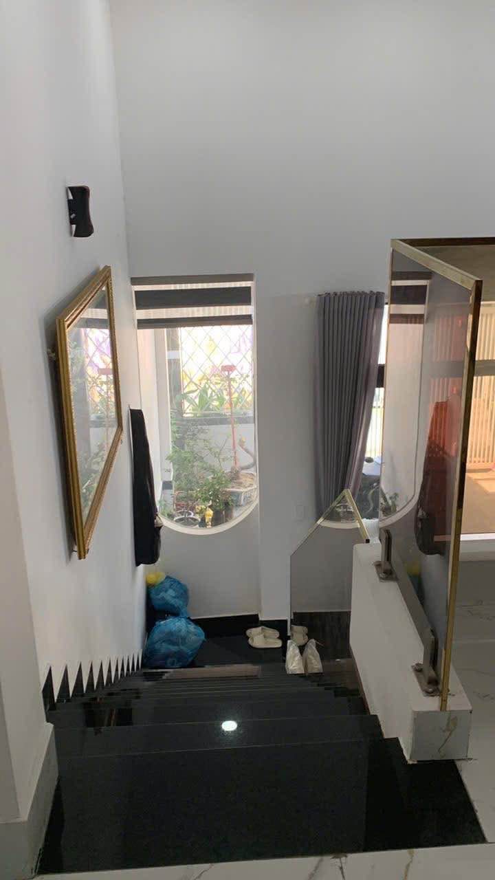 Nhà đẹp Kiệt Đường K20, Quận Ngũ Hành Sơn, 105m² giá 4.95 tỷ - Nội thất sang trọng, gần biển!