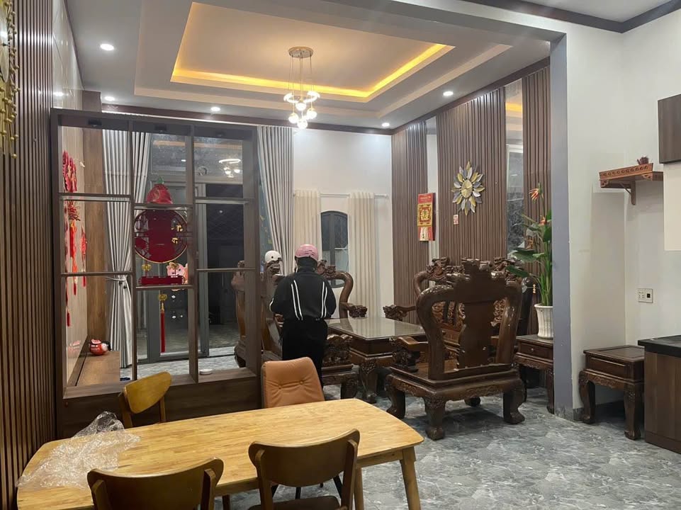 Nhà thôn 6 Cư Êbur 145m² giá 2.98 tỷ - Nhà đẹp, vào ở ngay!