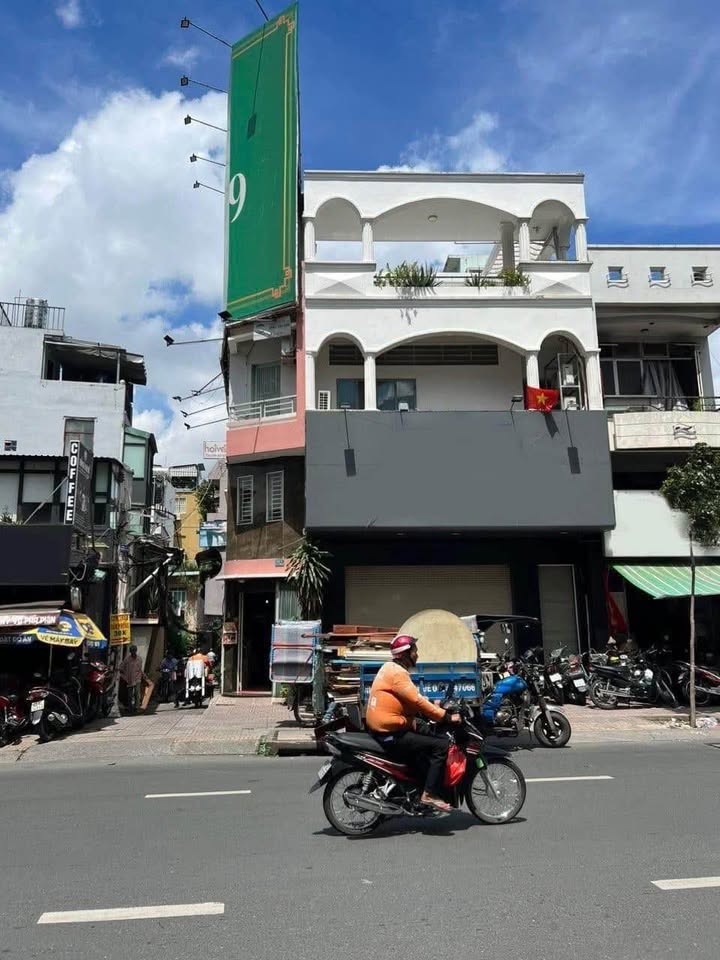 Cho thuê nguyên căn mặt tiền Lý Chính Thắng Quận 3 - Diện tích 105m², 9 phòng ngủ, 6WC