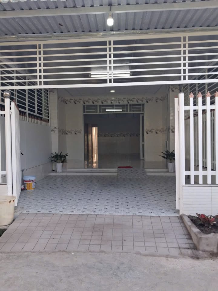 Nhà mặt tiền đường Đan Ô Tô, Long Đức, 125m² giá 950 triệu - Thiết kế tiện nghi, sẵn sàng vào ở ngay!