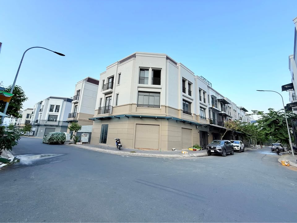 Nhà góc 2 mặt tiền Tây Sông Hậu Long Xuyên 76m² giá 4.1 tỷ - Thiết kế hiện đại!