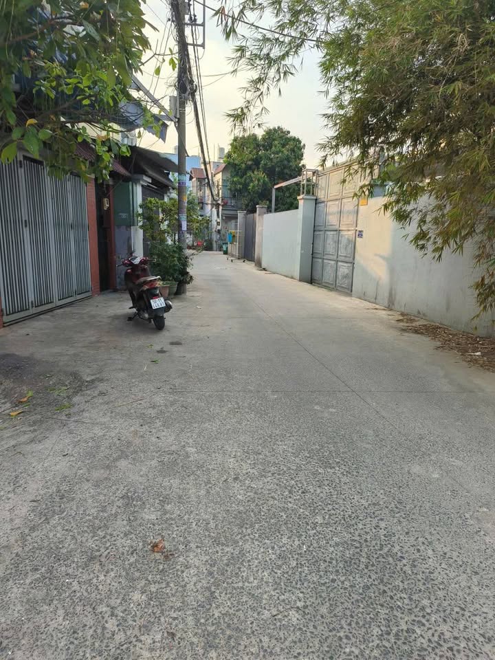 Nhà bán Hóc Môn 105m² giá 5.5 tỷ - Nở hậu, đường thông, tiện ích đầy đủ!