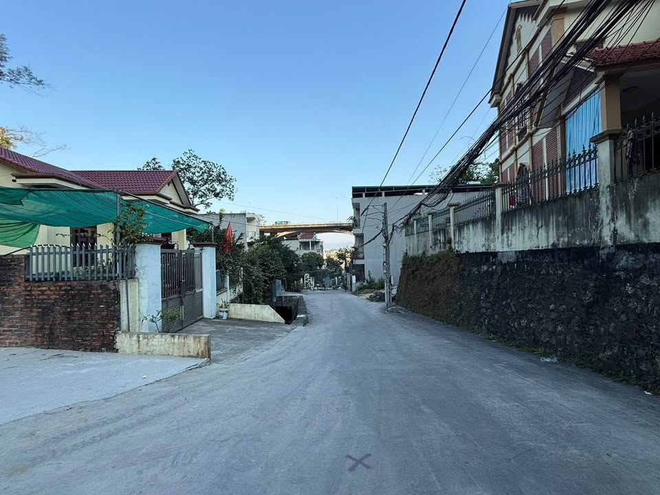 Đất nền Yết Kiêu, Hạ Long 75m² giá 2.3 tỷ - Đường ô tô tránh nhau, dân cư đông đúc!