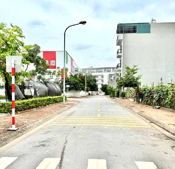 Đất nền Vinhomes Giang Biên 70m² giá 20 tỷ - Sổ đỏ chính chủ, đầu tư tiềm năng!