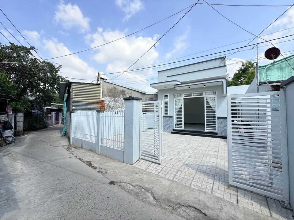 Nhà đẹp phố Mỹ Thới, Long Xuyên 165m² giá 2 tỷ - Thiết kế tiện nghi, pháp lý đầy đủ!