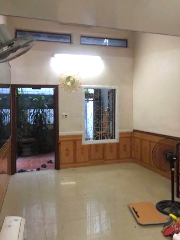 Nhà cho thuê 2.5 tầng Ngõ Hoàng Quý 125m² giá 4 triệu - Sân cổng riêng thoáng mát!