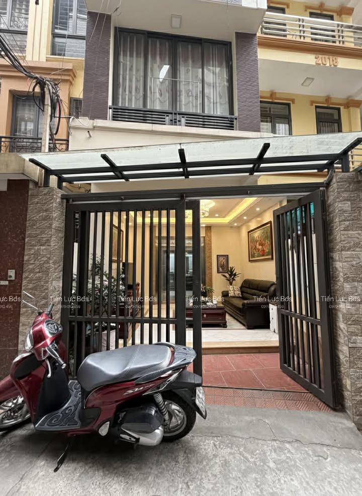 Nhà 5 tầng Thịnh Quang 240m² giá 14.5 tỷ - Sân cổng riêng, thang máy