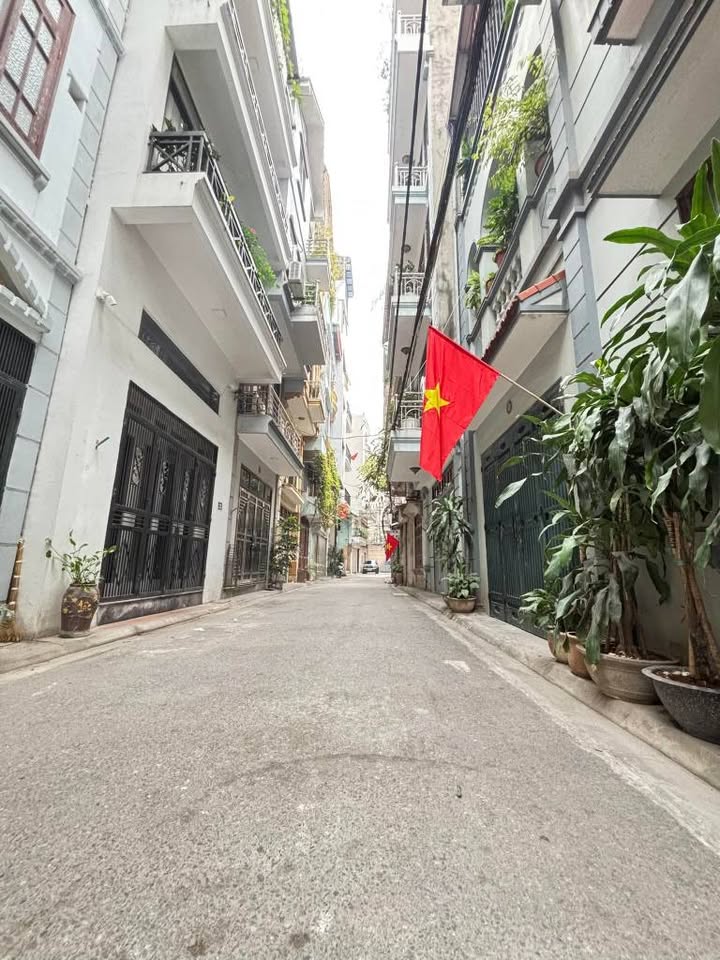 Nhà phố Nguyễn Văn Cừ Long Biên 36m² giá 19 tỷ - Ô tô đỗ cửa, thang máy sẵn sàng!